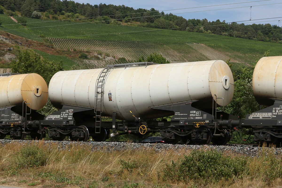 7829 825 (Zacns) von  ATIR-Rail  am 5. August 2022 bei Th�ngersheim.