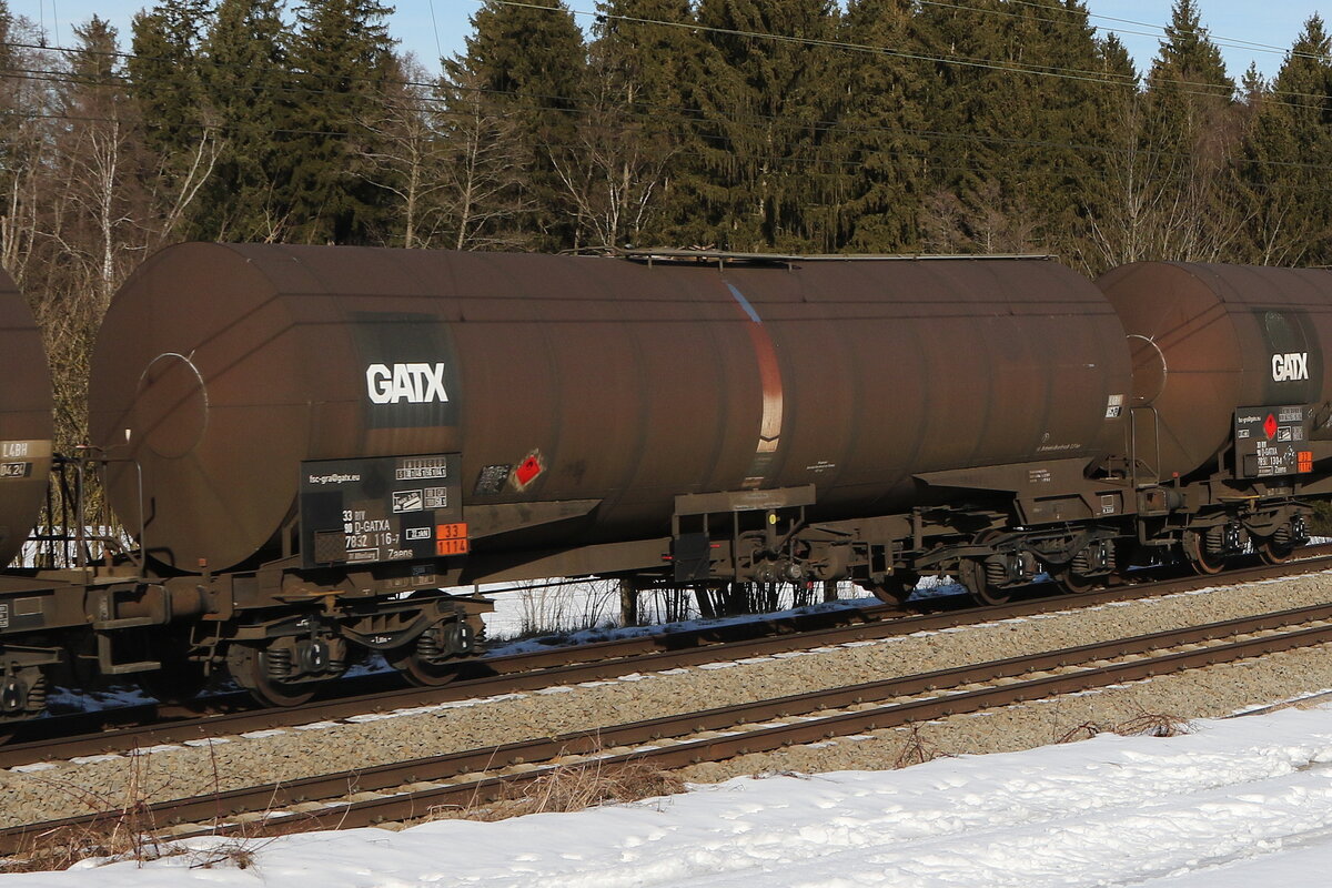 7832 1116 (Zaens) von  GATX  am 27. Januar 2022 bei Grabenst�tt.