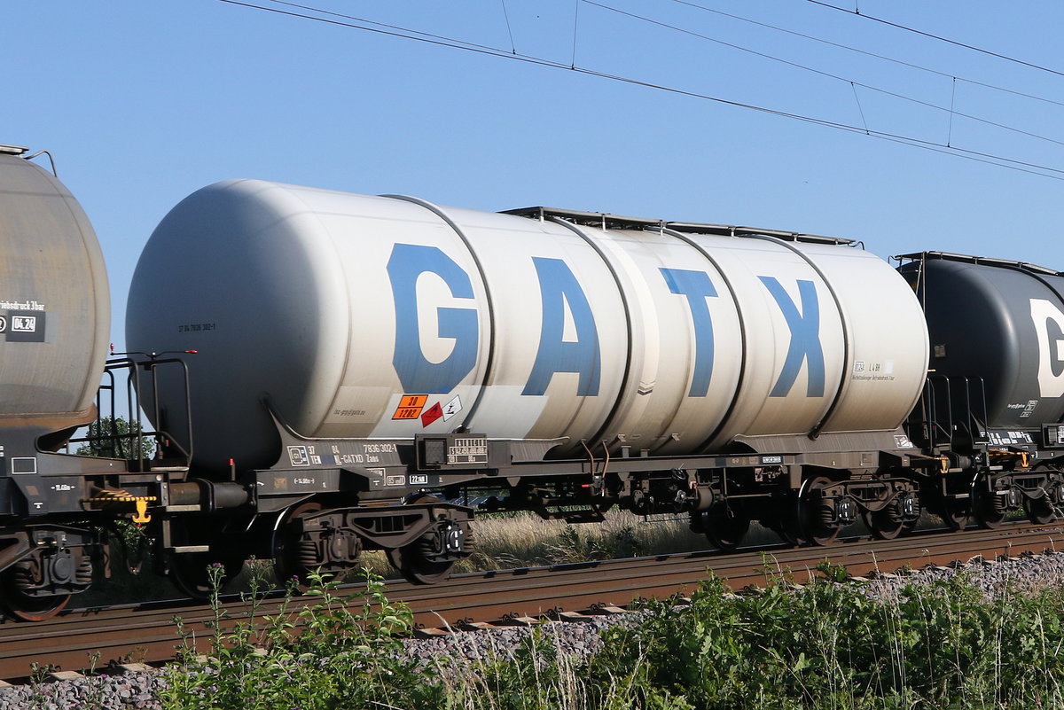 7836 302 (Zans) von  GATX  am 26. Juni 2020 bei D�rverden.