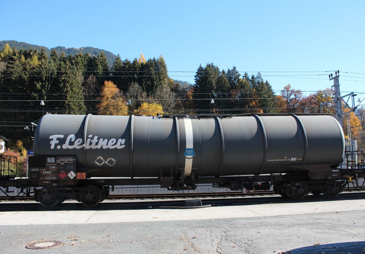 7836 510-7 (Zans)  F. Leitner  war am 1. November 2015 im Bahnhof von Kitzb�hel/Tirol abgestellt.