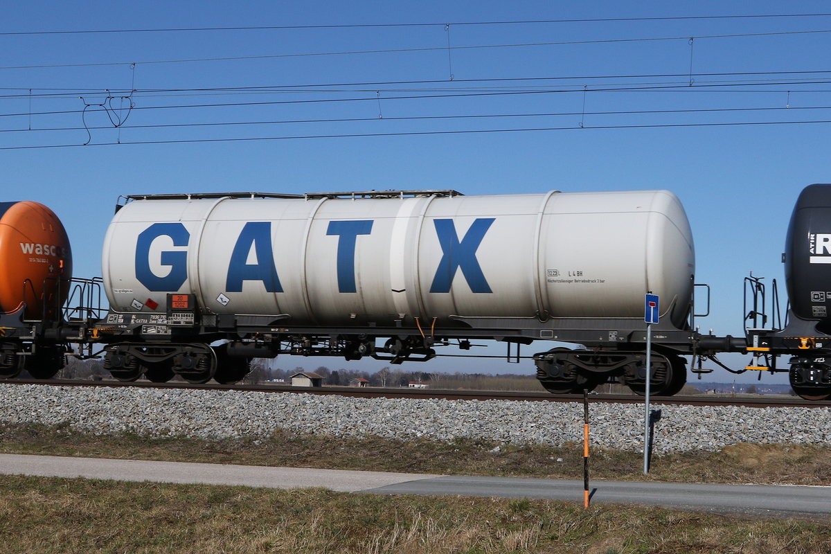 7836 710 (Zans) von  GATX  am 1. M�rz 2021 bei �bersee am Chiemsee.