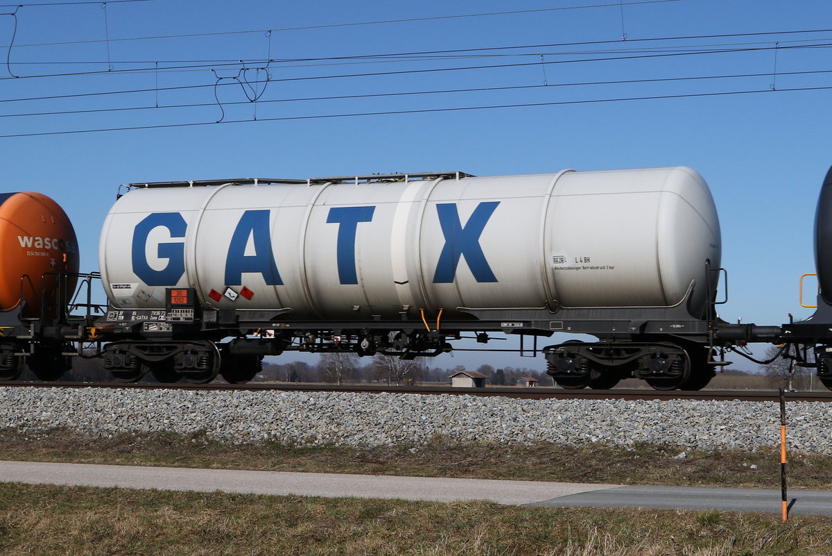 7836 730 (Zans) von  GATX  am 1. M�rz 2021 bei �bersee am Chiemsee.