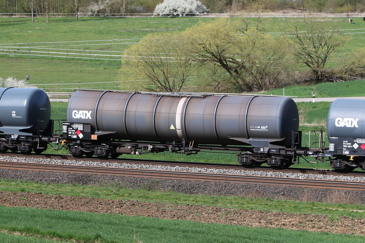 7837 114 (Zans) von  GATX  am 5. April 20224 bei Breitenfurt im Altm�hltal.