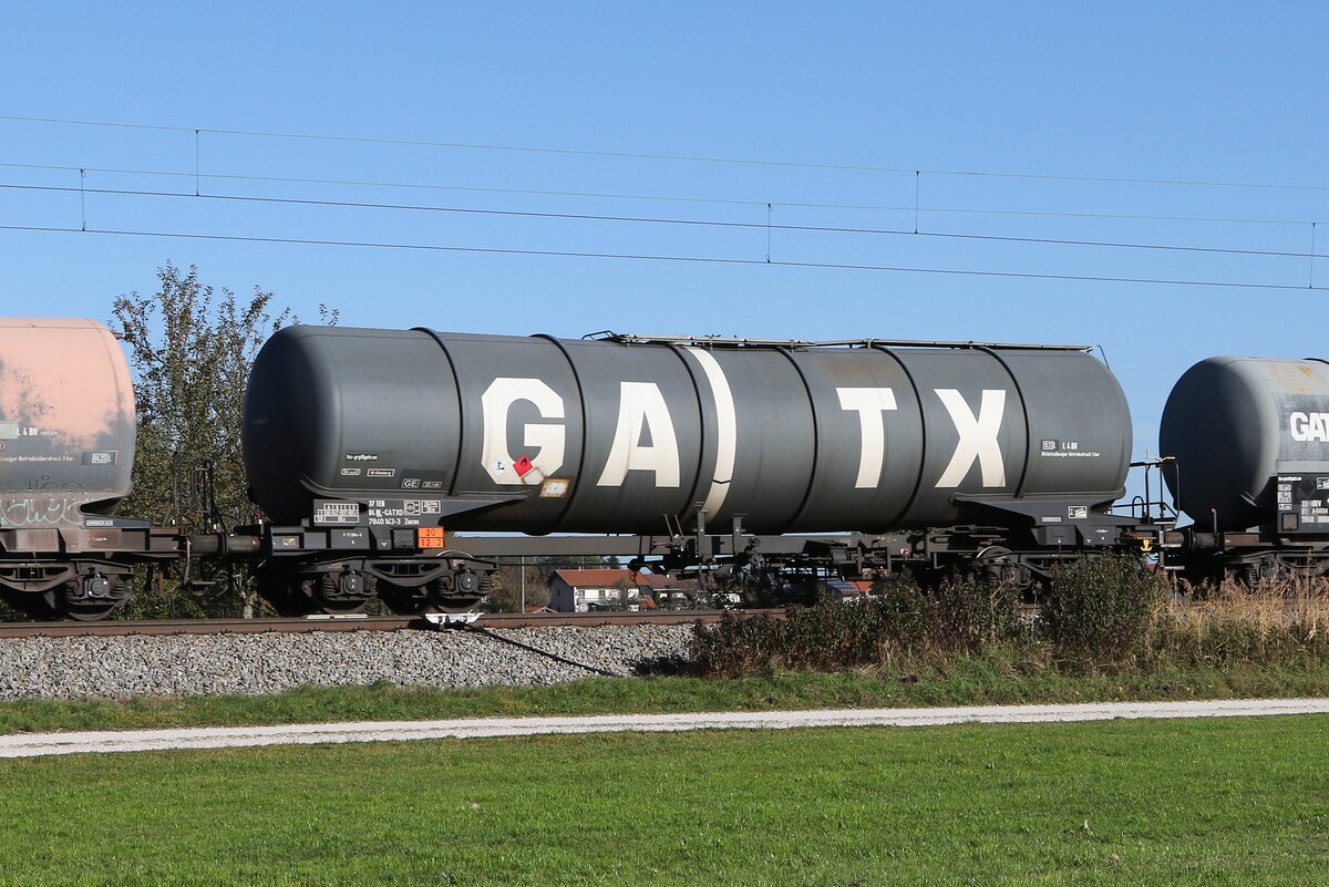 7840 143 (Zacns) von  GATX  am 31. Oktober 2022 bei �bersee am Chiemsee.