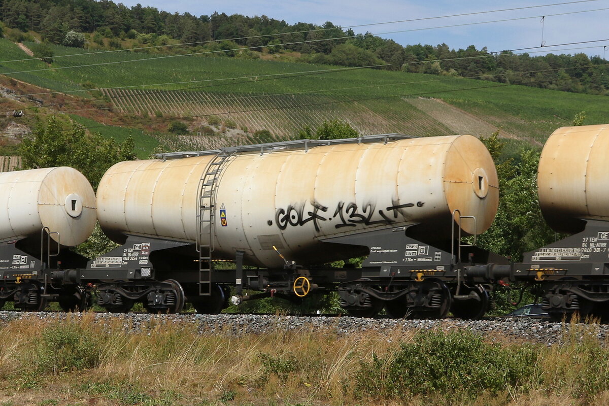 7840 325 (Zacns) von  ATIR-Rail  am 5. August 2022 bei Th�ngersheim.