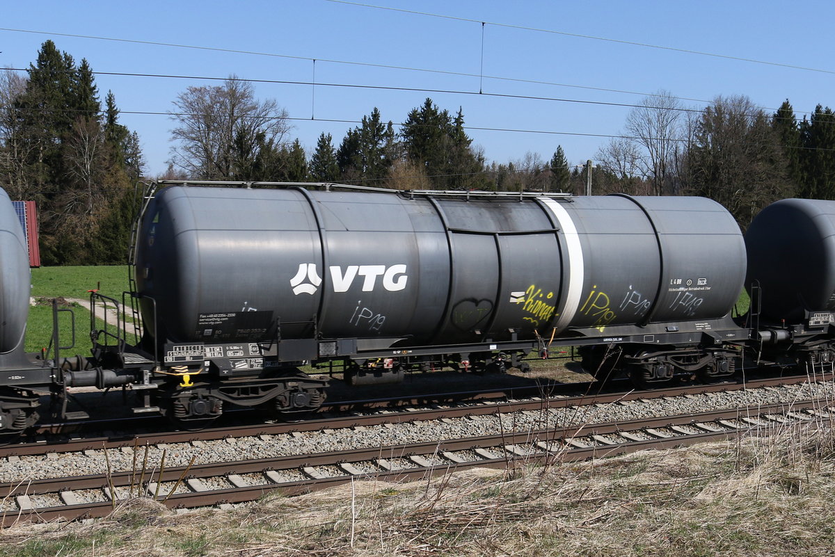 7840 353 (Zacns) von  VTG  am 19. M�rz 2020 bei Grabenst�tt.