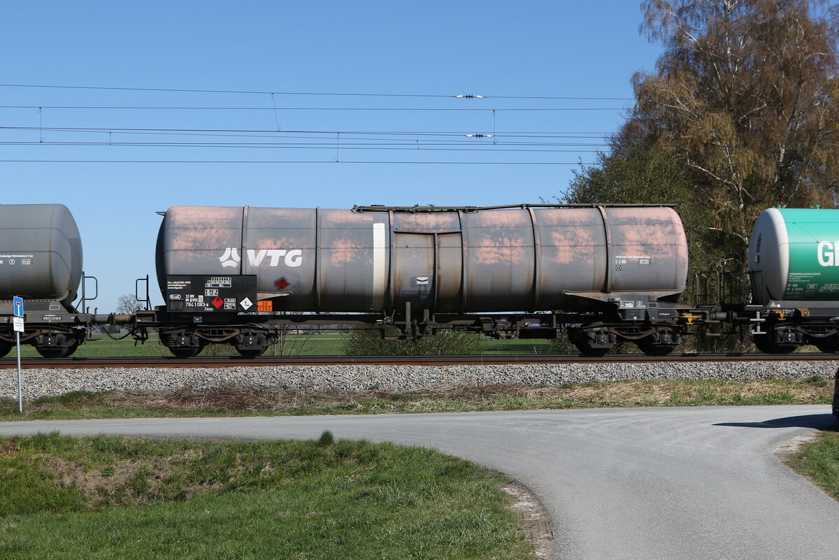 7841 083 (Zacns) von  VTG  am 8. April 2026 bei �bersee am Chiemsee.
