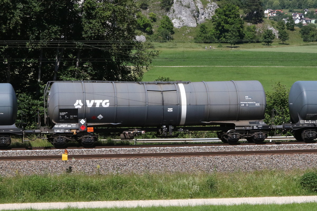 7841 239 (Zacns) von  VTG  am 24. Juni bei Dollnstein/Altm�hltaal.