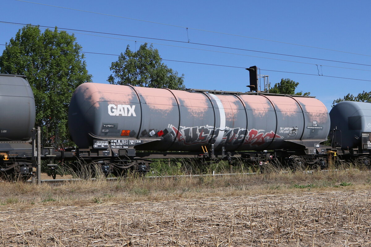 7841 269 (Zacns) von  GATX  am 6. August 2022 bei Th�ngersheim.