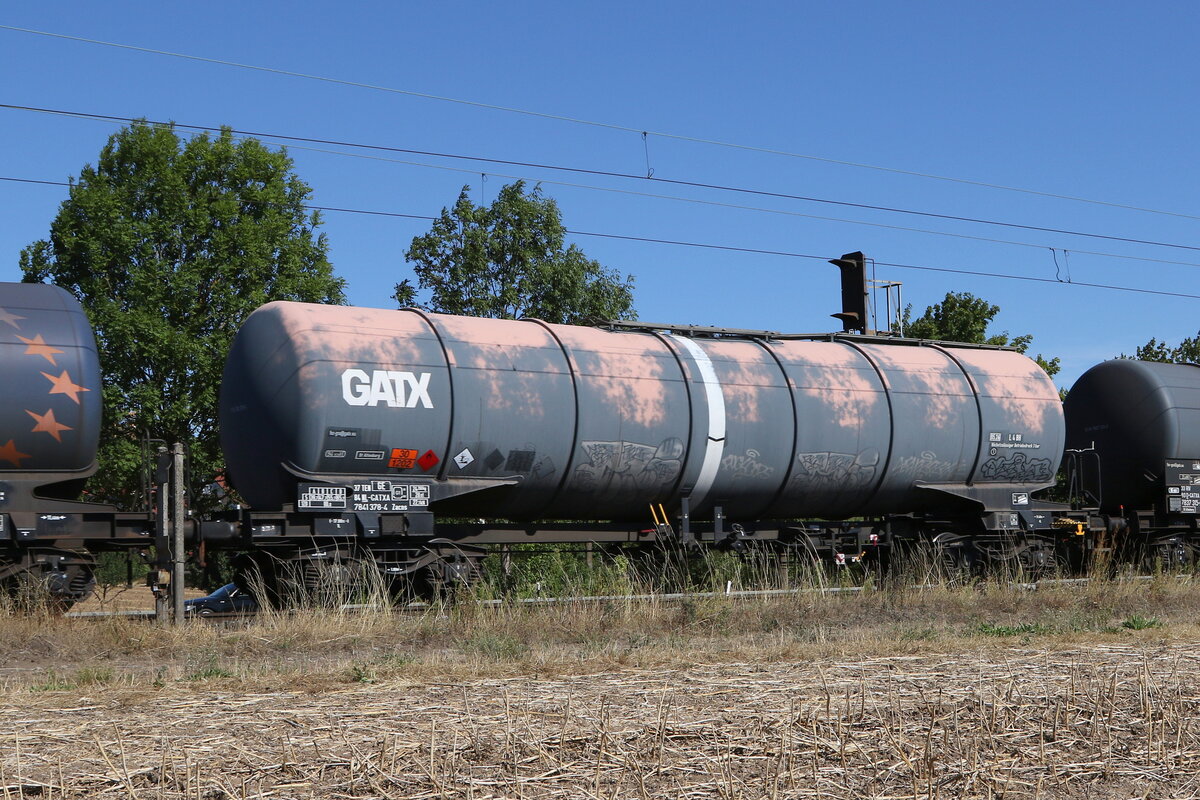 7841 378 (Zacns) von  GATX  am 6. August 2022 bei Th�ngersheim.