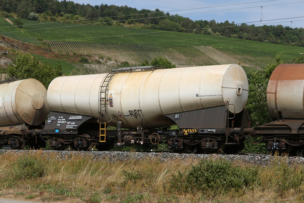 7841 843 (Zacns) von  ATIR-Rail  am 5. August 2022 bei Th�ngersheim im Maintal.
