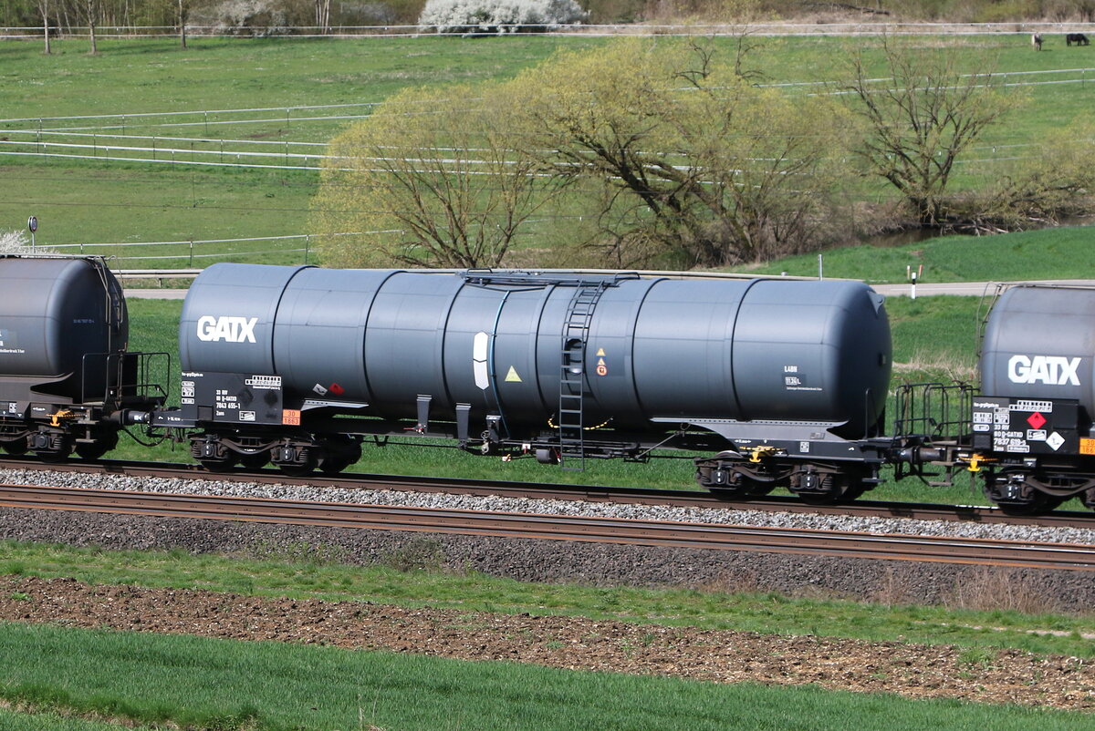 7843 655 (Zans) von  GATX  am 5. April 2024 bei Breitenfurt im Altm�hltal.