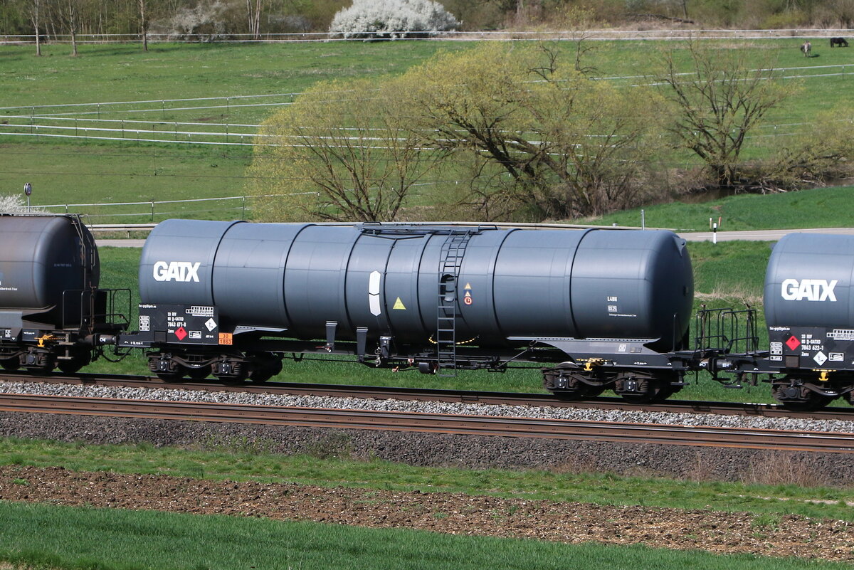 7843 671 (Zans) von  GATX  am 5. April 2024 bei Breitenfurt im Altm�hltal.