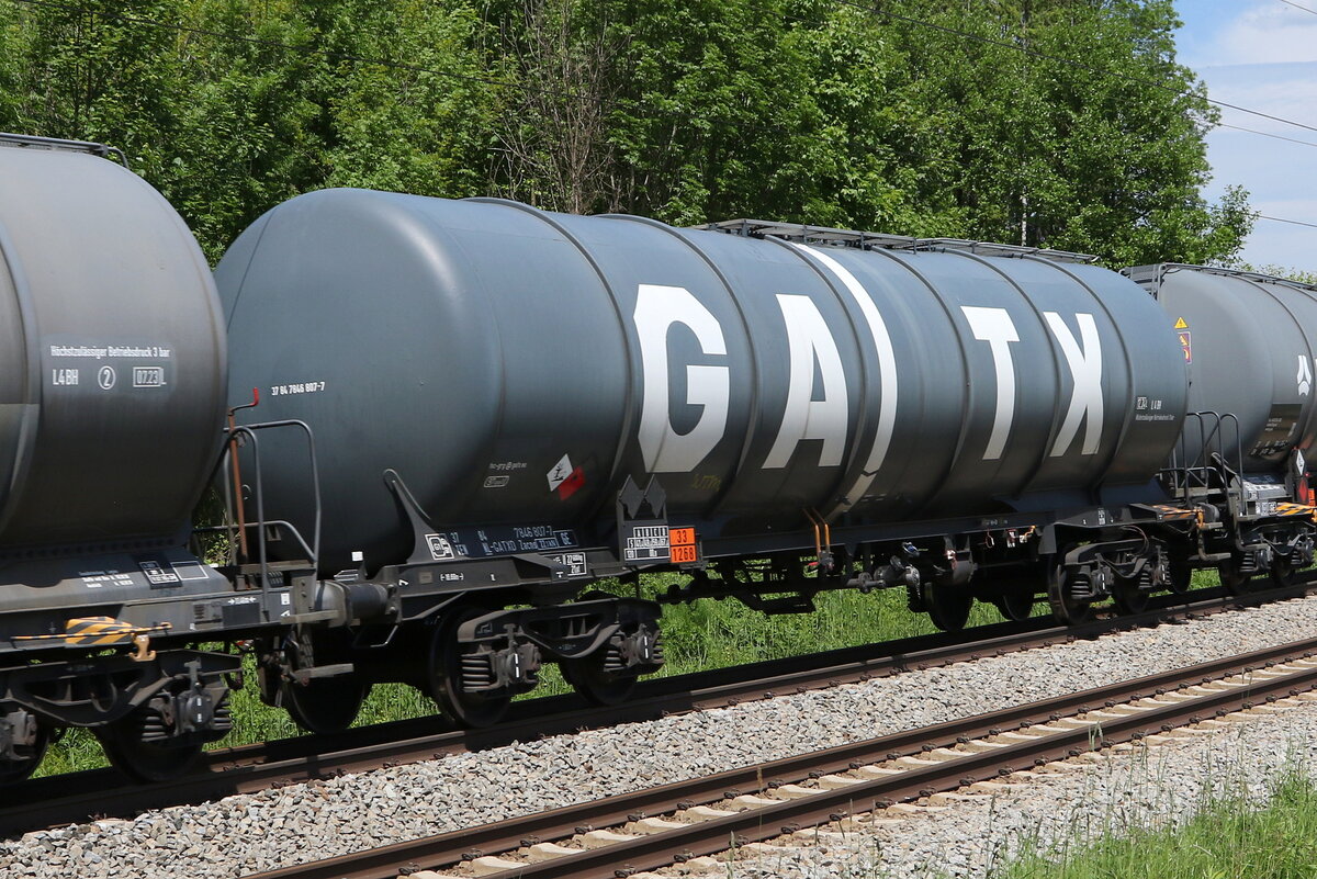 7846 807 (Zacns) von  GATX  am 2. Juni 2021 bei Grabenst�tt.