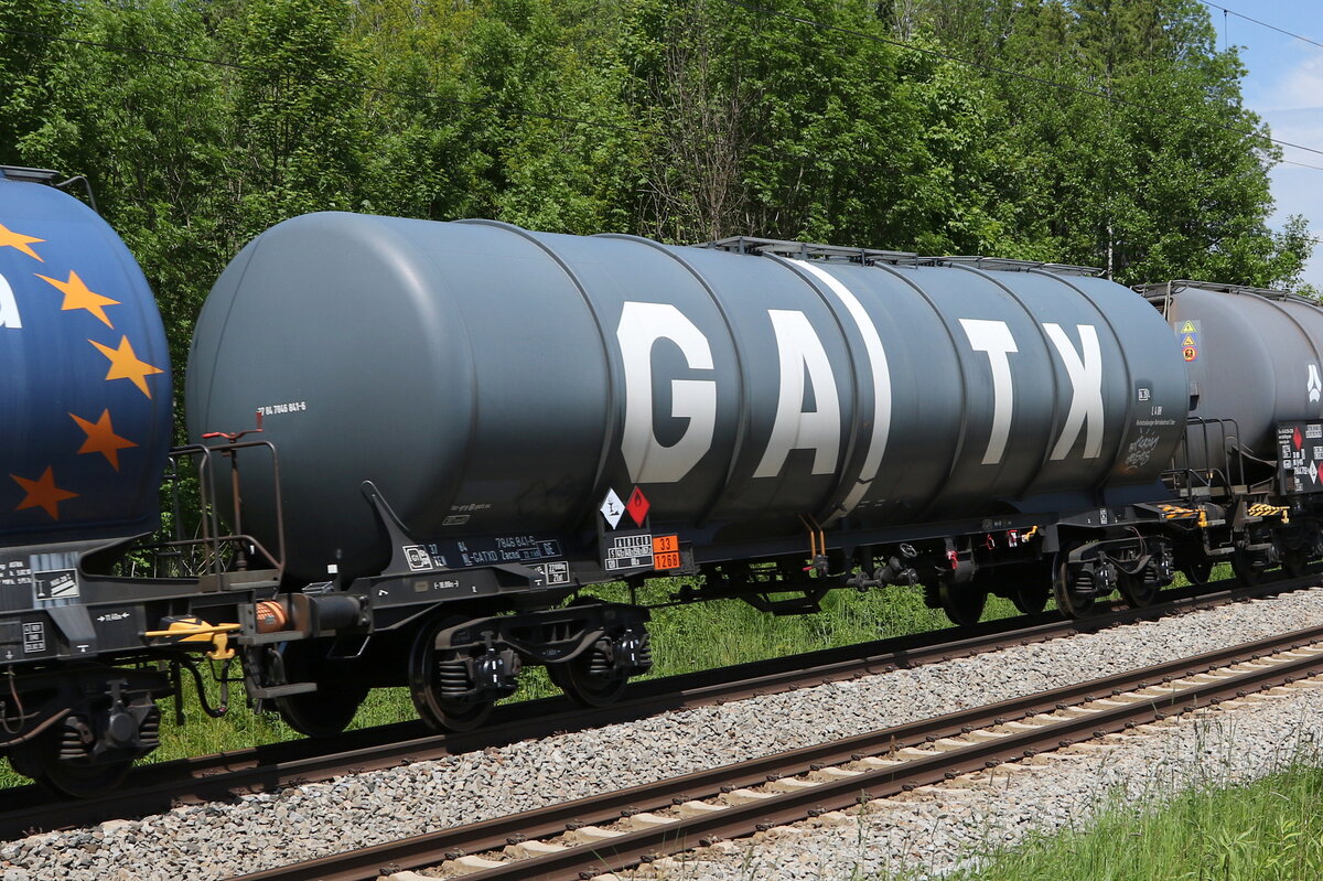 7846 841 (Zacns) von  GATX  am 2. Juni 2021 bei Grabenst�tt.