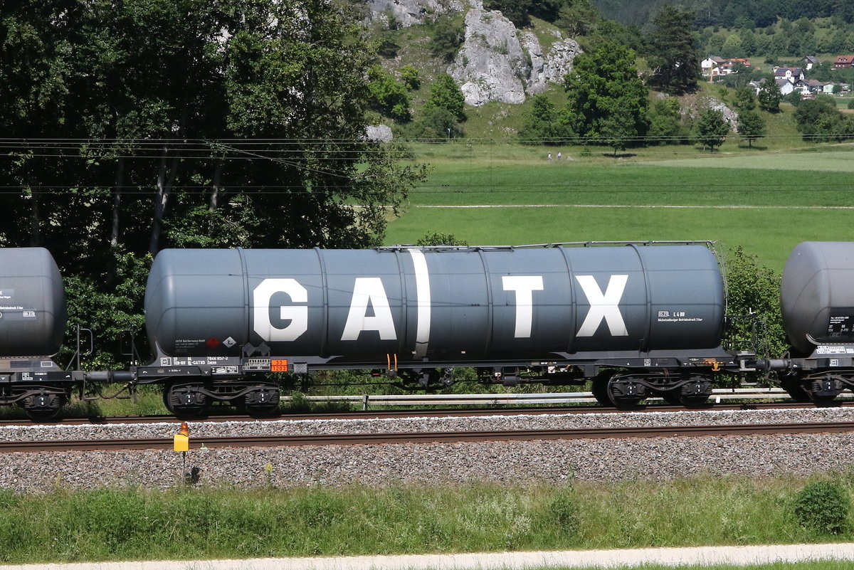 7846 857 (Zacns) von  GATX  am 24. bei Dollnstein/Altm�hltal.
