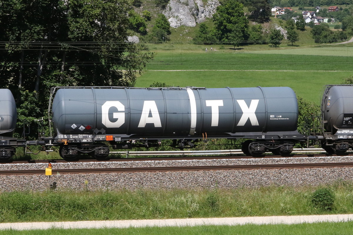 7846 859 (Zacns) von  GATX  am 24. Juni 2020 bei Dollnstein im Altm�hltal.