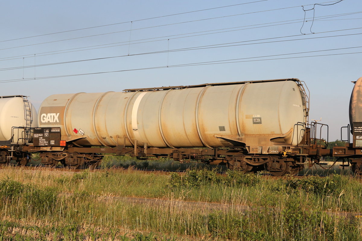 7848 334 (Zans) von  GATX  am 27. Juni 2020 bei D�rverden.
