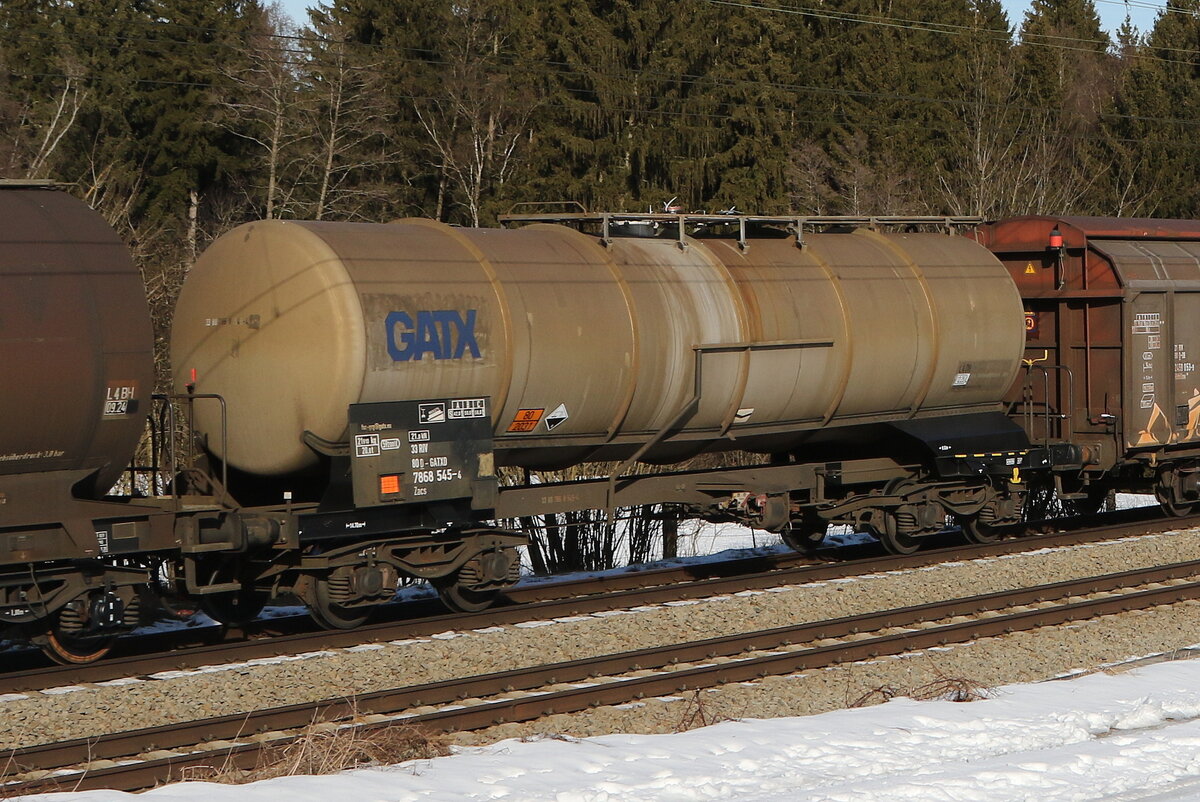 7868 545 (Zacs) vvon  GATX  am 27. Januar 2022 bei Grabenst�tt im Chiemgau.