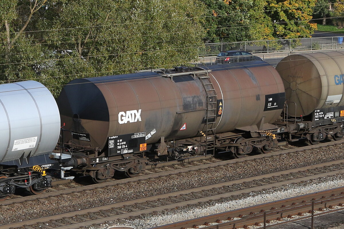 7868 574 (Zacs) von  GATX  am 10. Oktober 2022 bei Gem�nden.