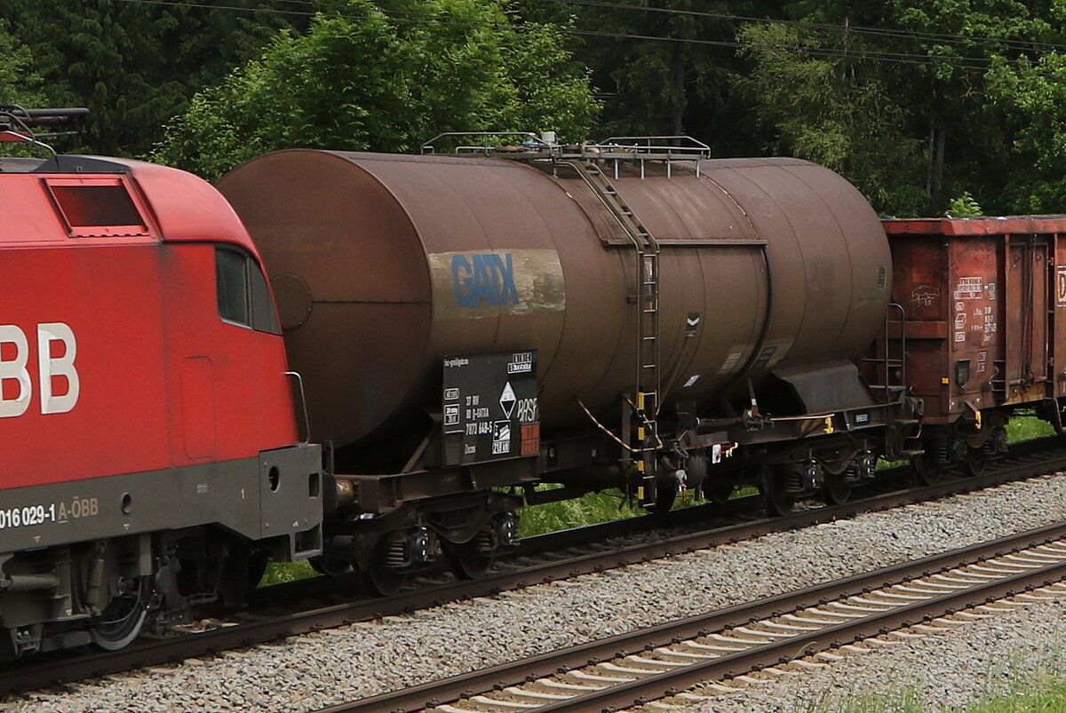 7873 648 (Zacns) von  GATX  am 10. Juni 2021 bei Grabenst�tt.