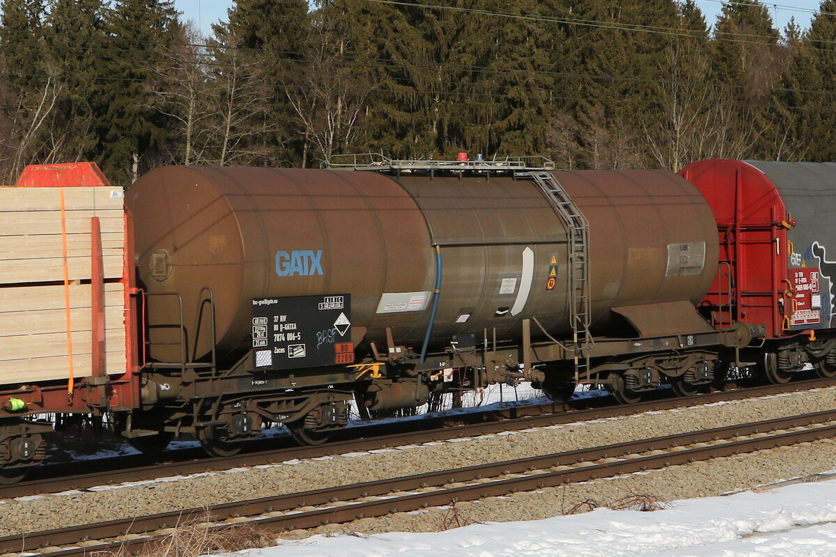 7874 006 (Zaces) von  GATX  am 27. Januar 2022 bei Grabenst�tt.
