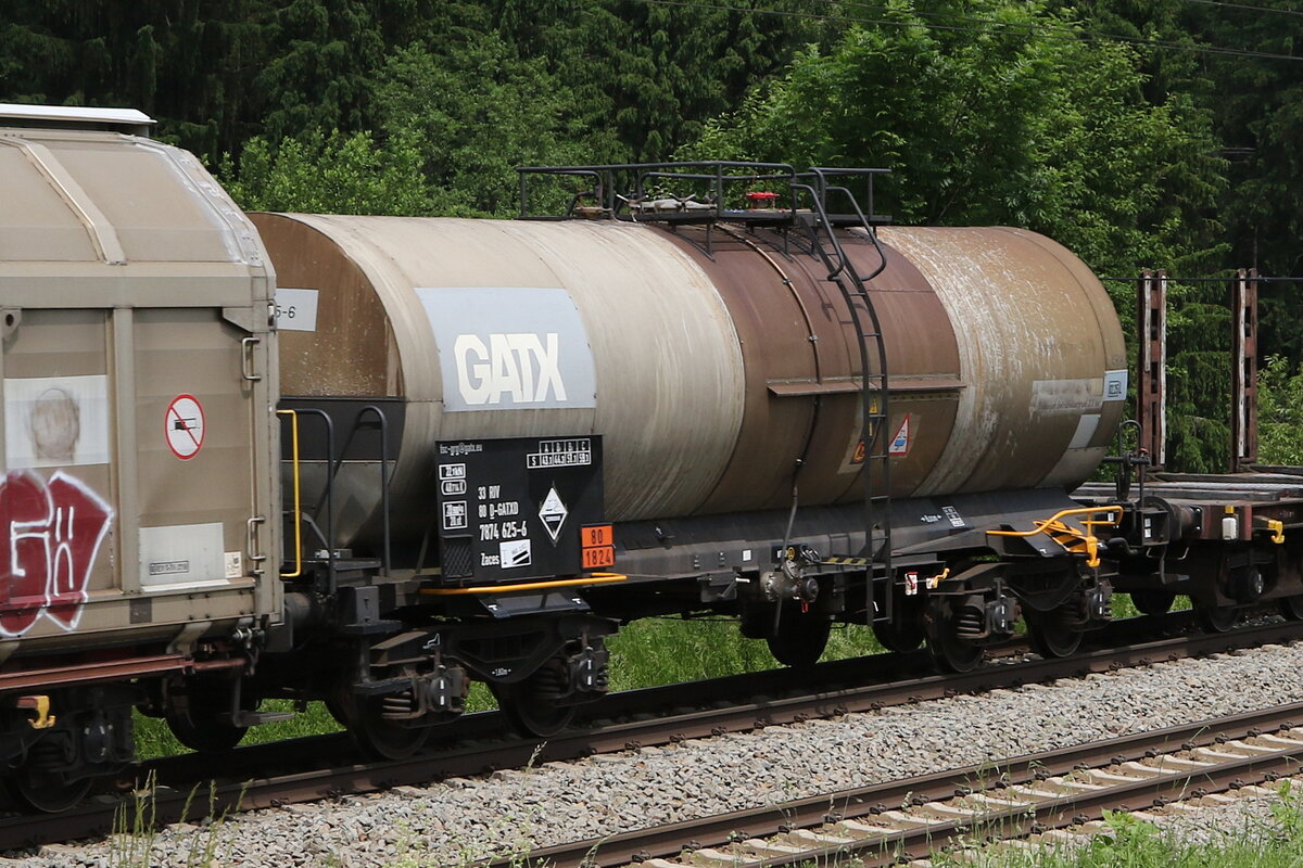 7874 625 (Zacens) von  GATX  am 10. Juni 2021 bei Grabenst�tt.