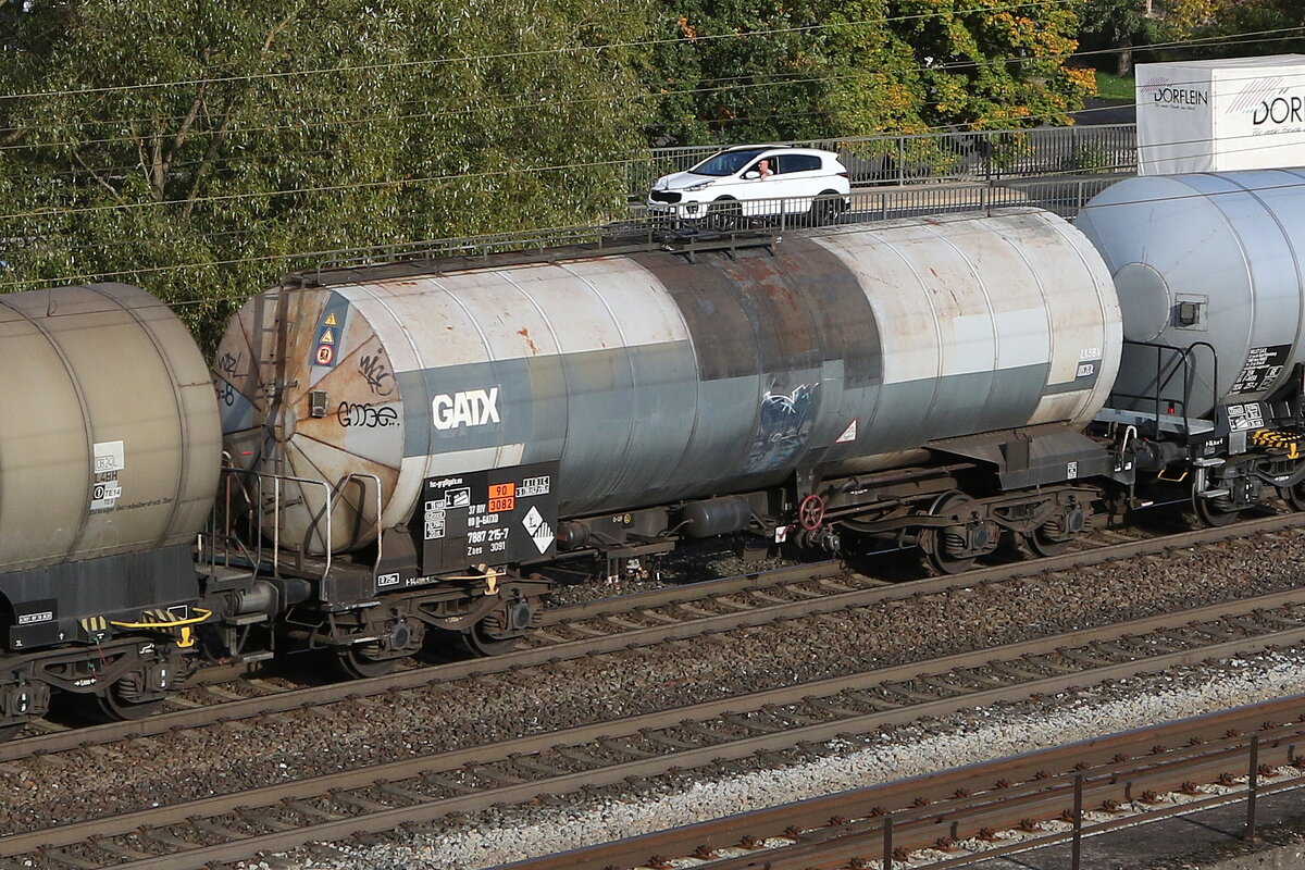7887 215 (Zacs) von  GATX  am 10. Oktober 2022 bei Gem�nden.