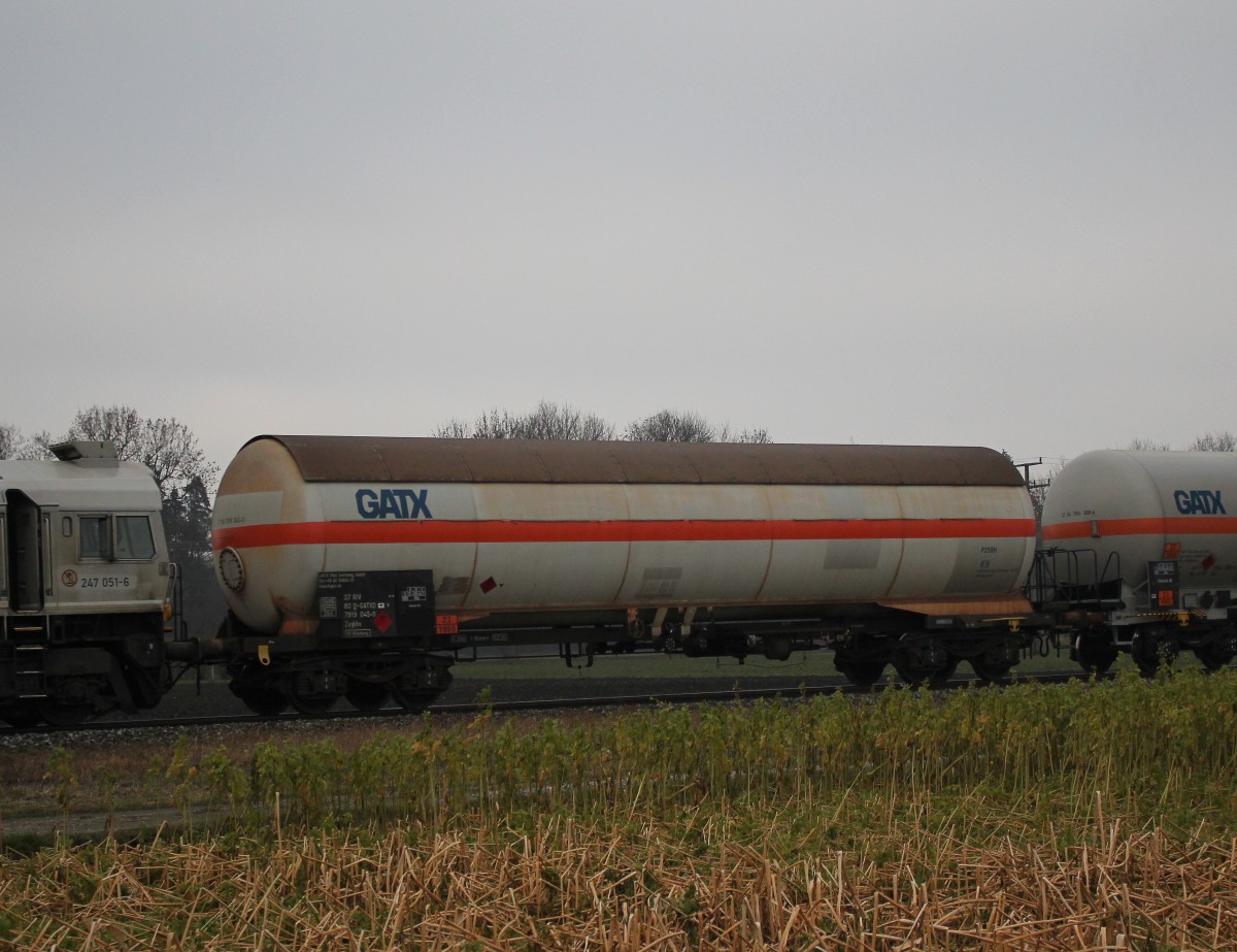 7919 045-0 (Zagkks) von  GATX  am 30. Dezember 2015 bei Alt�tting.