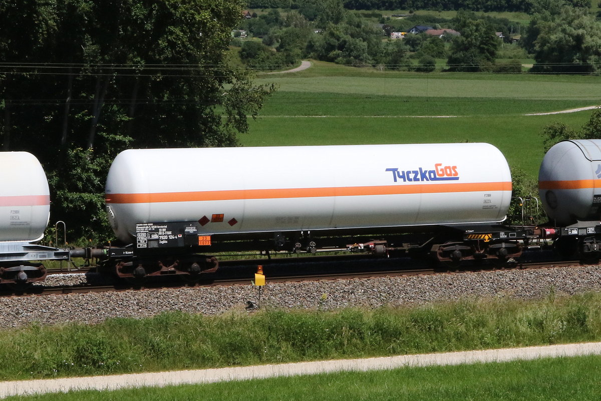 7920 124 (Zagkks) von  Tyczka Gas  am 24. Juni 2020 bei Dollnstein/Altm�hltal.