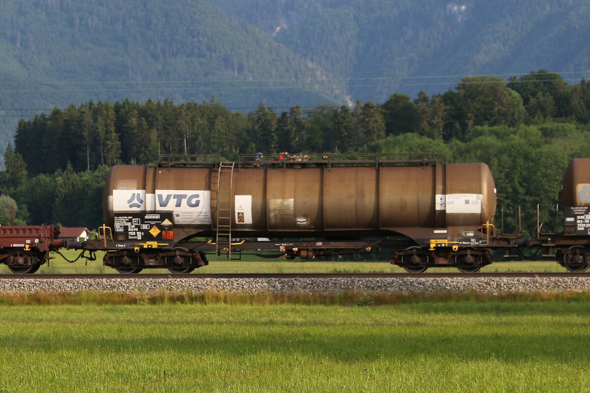 7929 101 (Zacns) von  VTG  am 10. Juni 2021 bei �bersee.