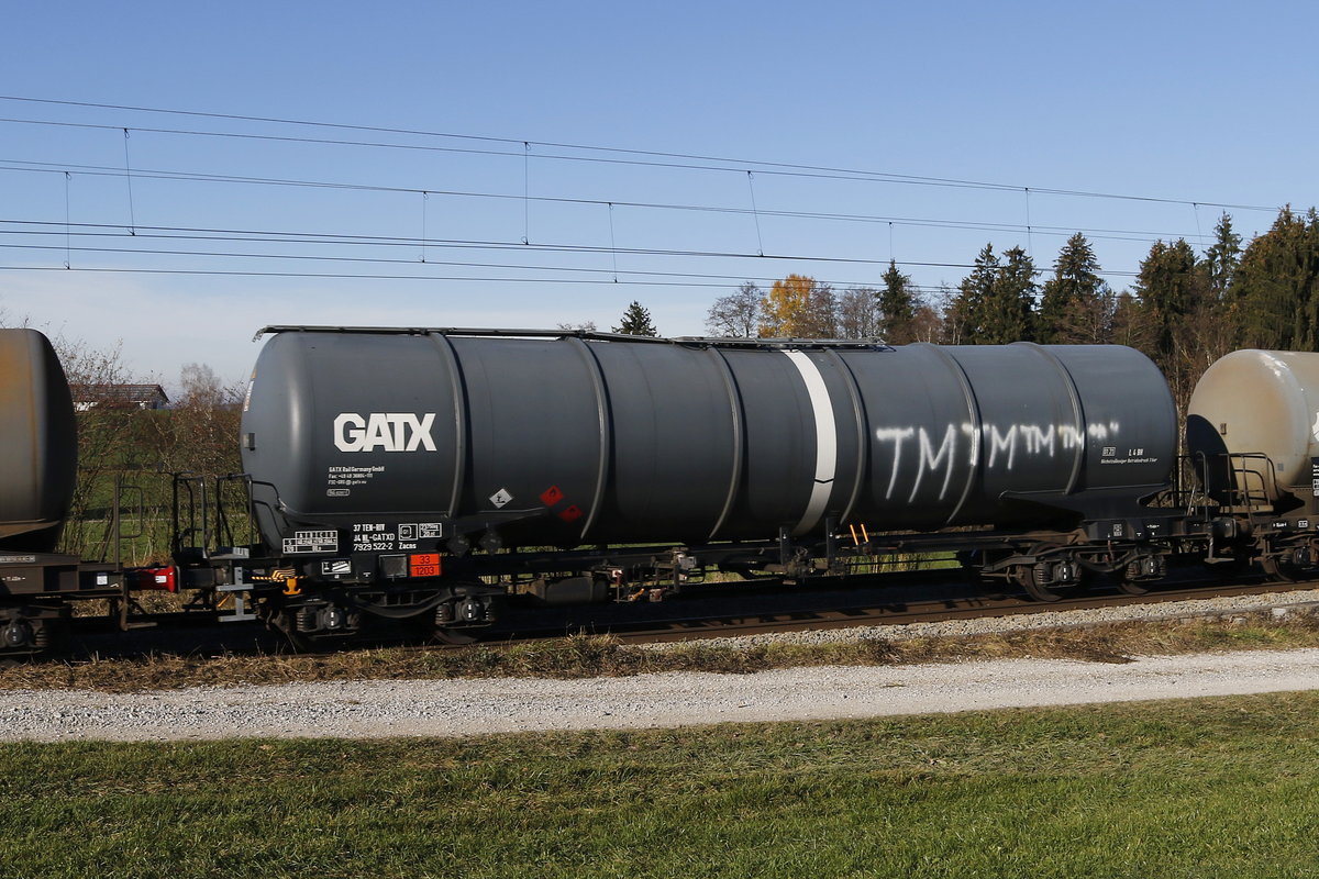 7929 522 (Zacns) von  GATX  am 10. November 2018 bei Grabenst�tt.