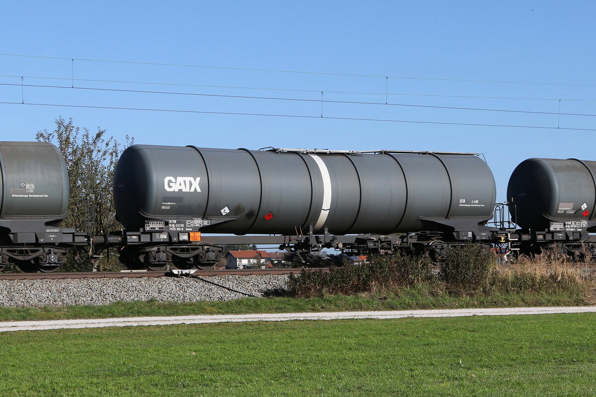 7929 581 (Zacns) von  GATX  am 31. Oktober 2022 bei �bersee am Chiemsee.