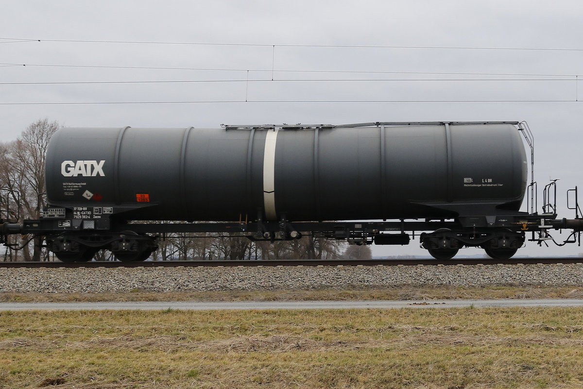 7929 583 (Zacns) von  GATX  am 26. Dezember 2016 bei �bersee am Chiemsee.