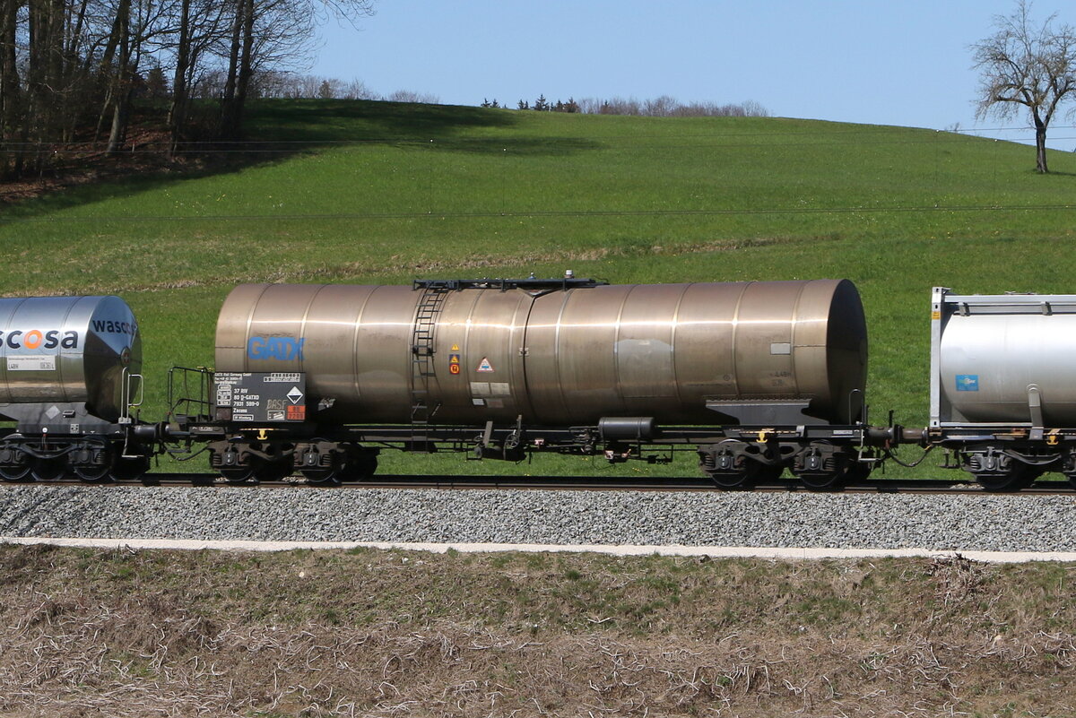7931 599 (Zacens) von  GATX  am 8. April 2025 bei Axdorf.