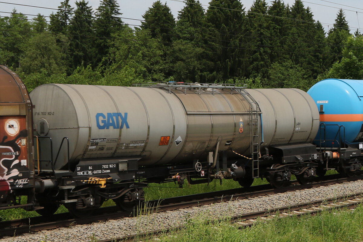 7932 162 (Zacens) von  GATX  am 8. Juni 2021 bei Grabenst�tt.