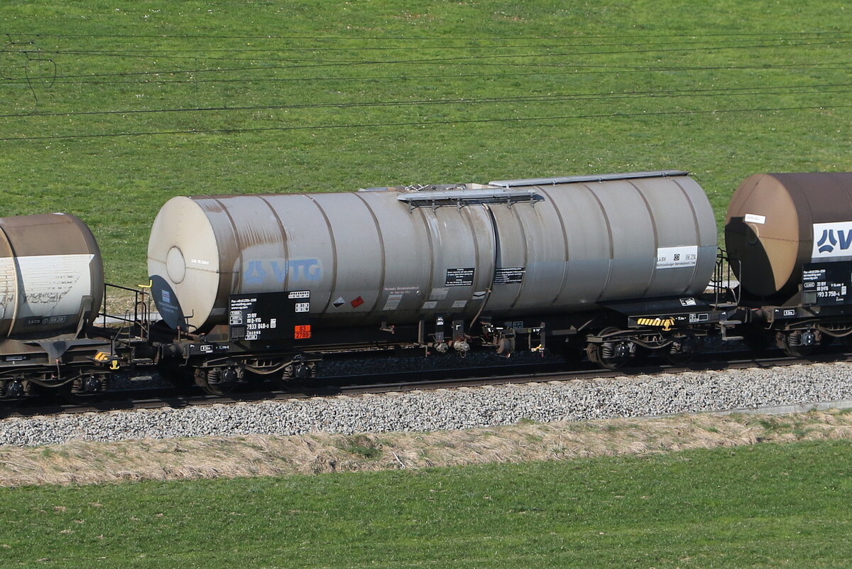 7933 048 (Zacens) von  VTG  am 19. M�rz 2026 bei Axdorf.