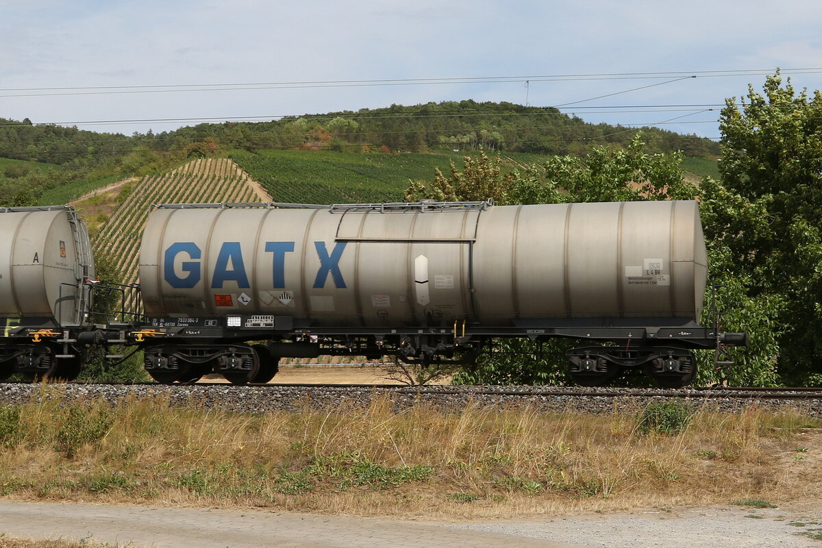 7933 064 (Zacens) von  GATX  am 5. August 2022 bei Th�ngersheim/Maintal.