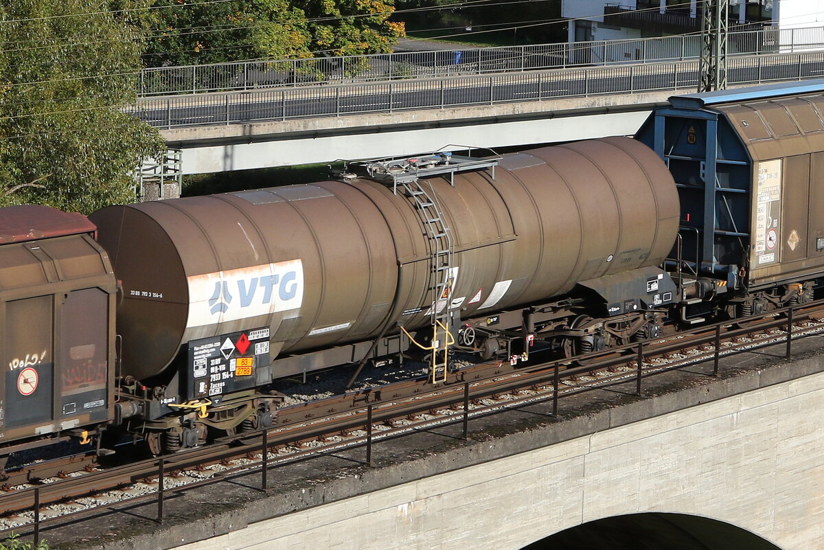 7933 154 (Zacens) von  VTG  am 10. Oktober 2022 bei Gem�nden.