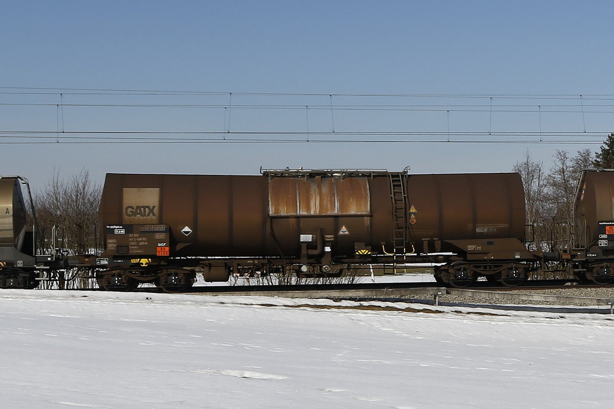7933 229 (Zacens) von  GATX  am 23. Februar 2019 bei Grabenst�tt.