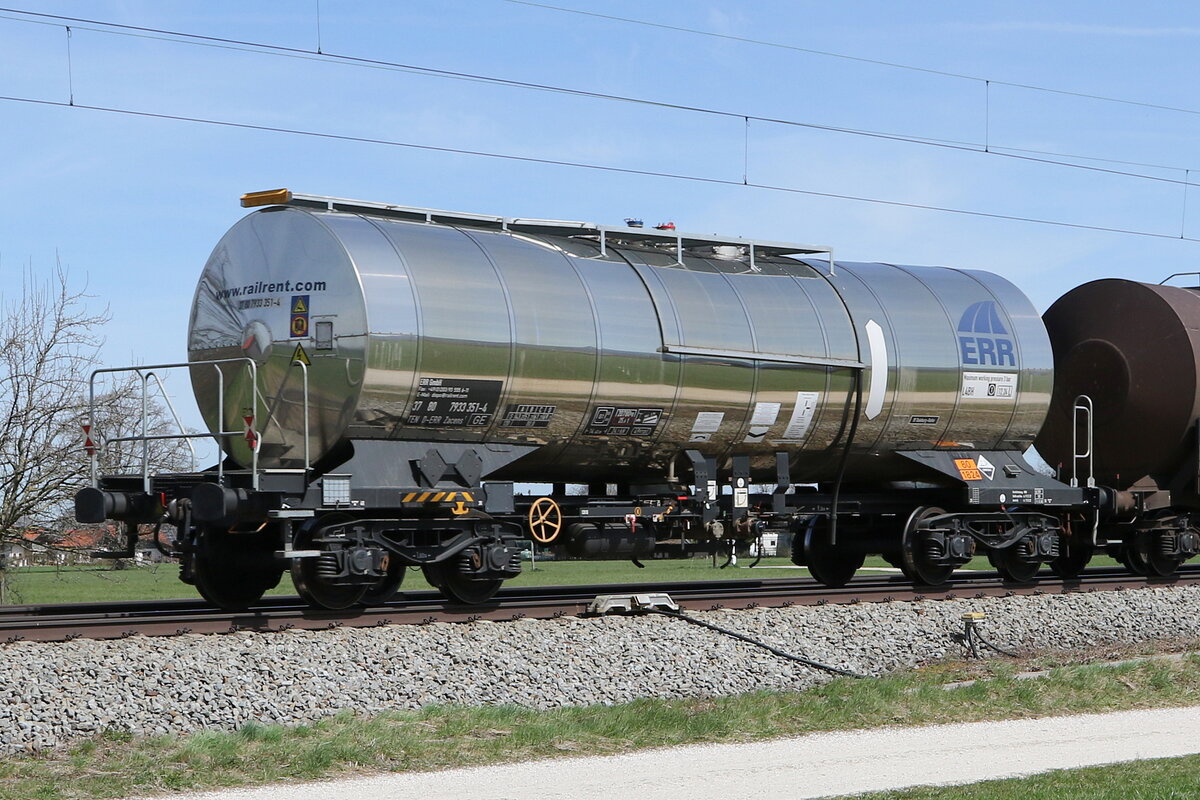 7933 351 (Zacens) von  ERR  am 12. April 2022 bei �bersee am Chiemsee.