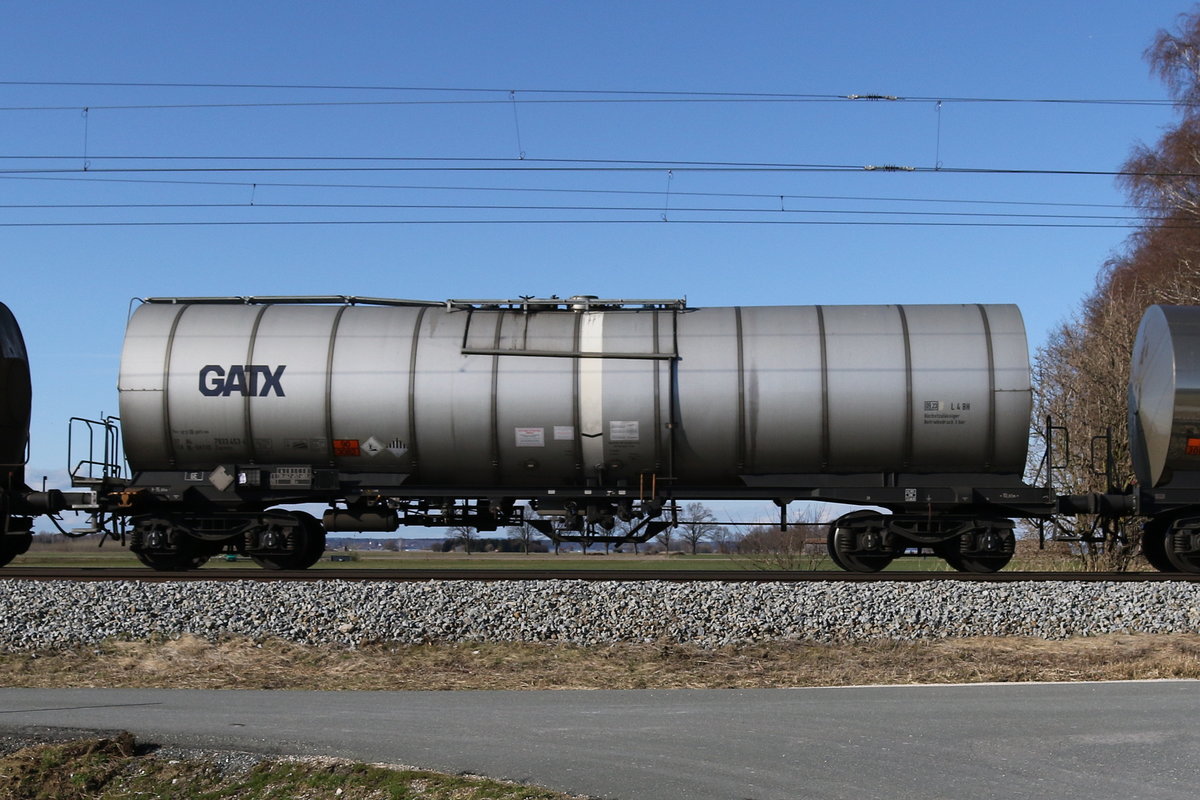 7933 453 (Zacens) von  GATX  am 1. M�rz 2020 bei �bersee am Chiemsee.