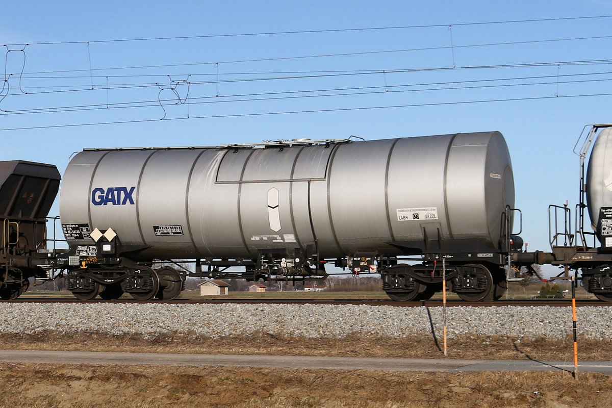 7933 558 (Zacens) von  GATX  am 17. Januar 2020 bei �bersee.