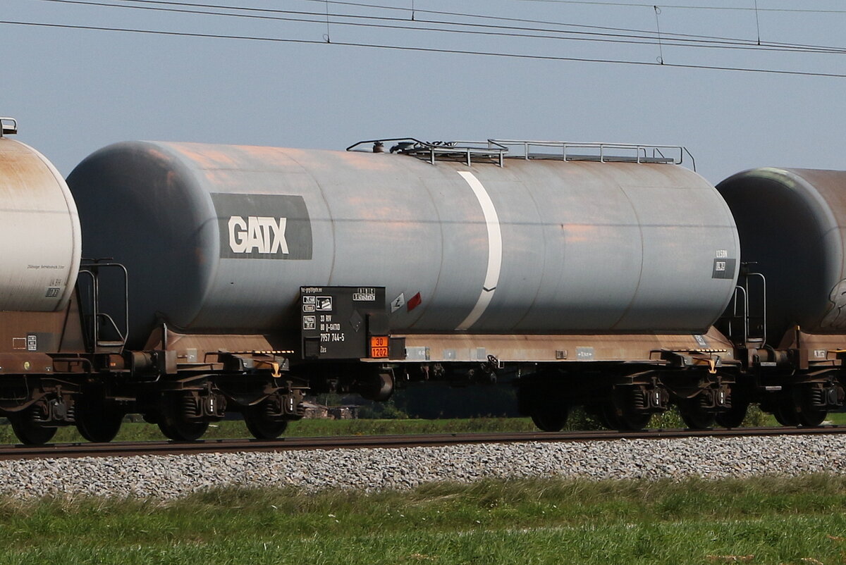 7957 744 (Zas) von  GATX  am 21. August 2021 bei �bersee.