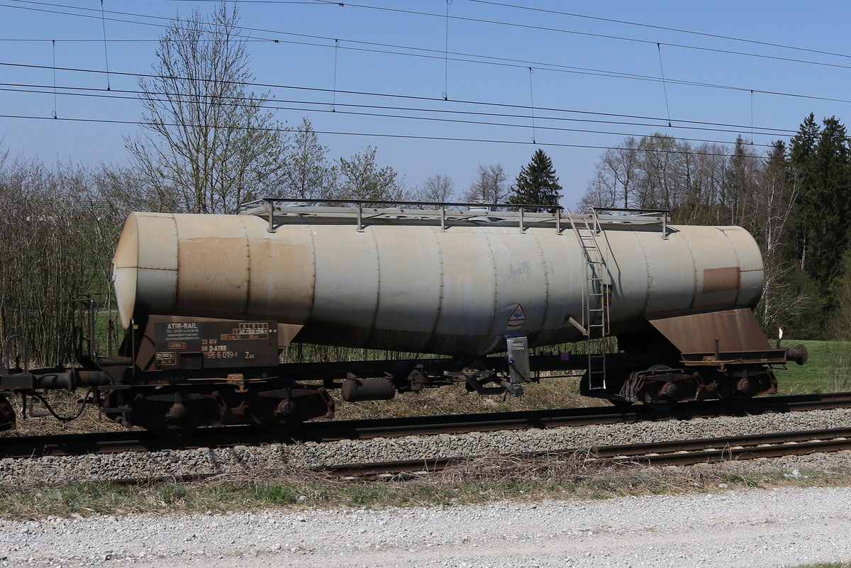 7966 019 (Zas) von  ATIR-Rail  am 8. April 2020 bei Grabenst�tt.