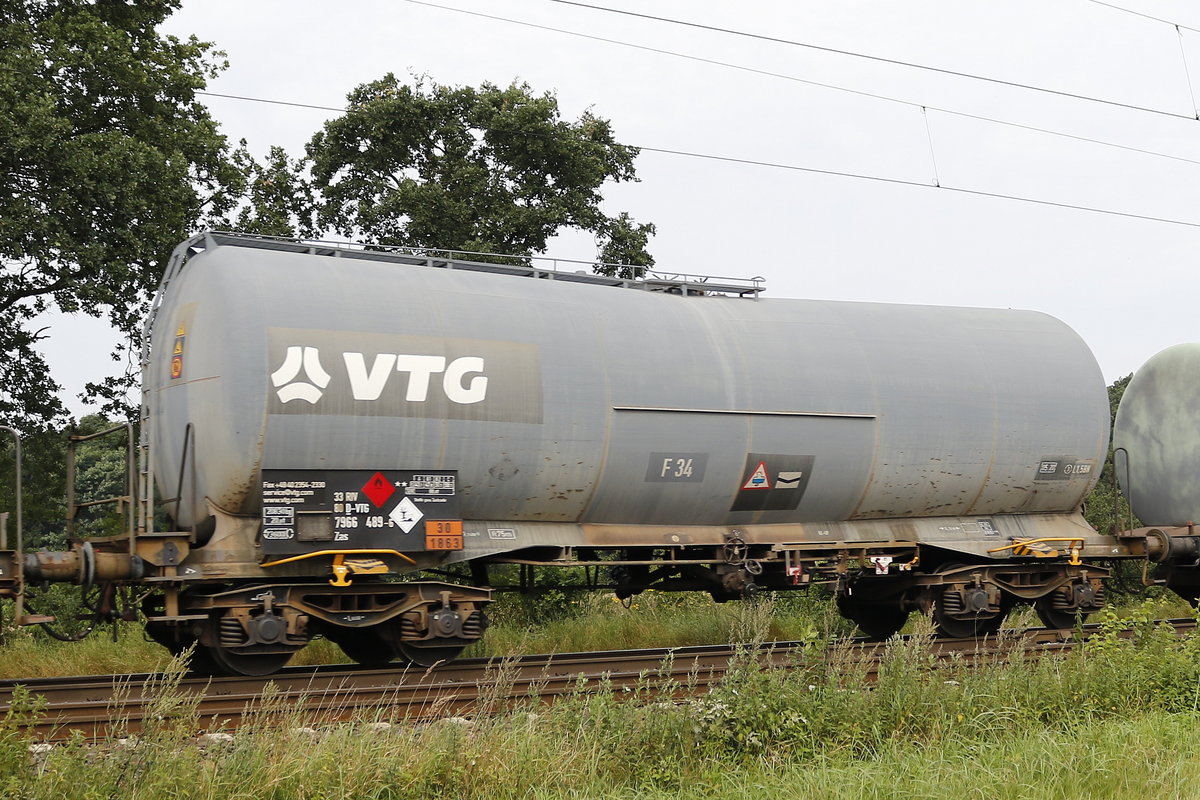 7966 489-5 (Zas) von  VTG  am 17. August 2017 bei D�rverden.