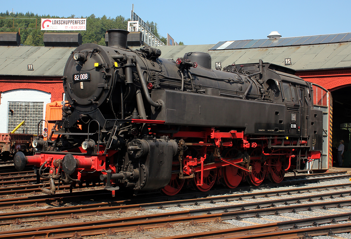 82 008 (Fabr.-Nr 2884 / Krupp / Bj.1951) beim Lokschuppenfest in Siegen am 17.08.2013