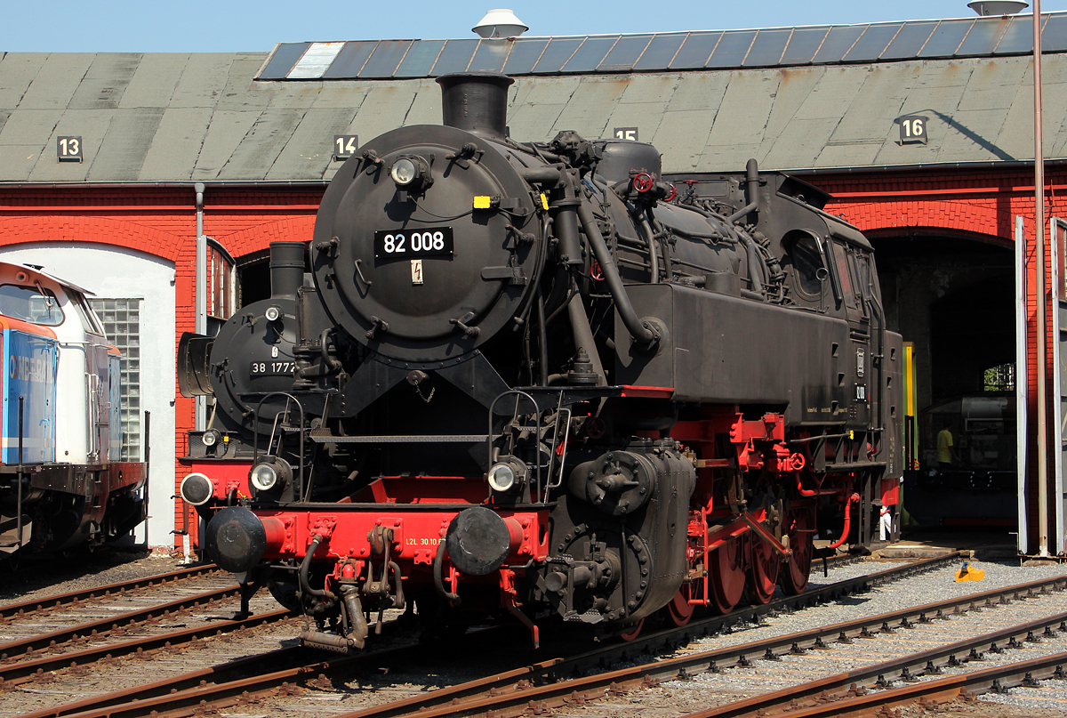 82 008 (Fabr.-Nr. 2884 / Krupp / Bj. 1951) beim Lokschuppenfest in Siegen am 17.08.2013
