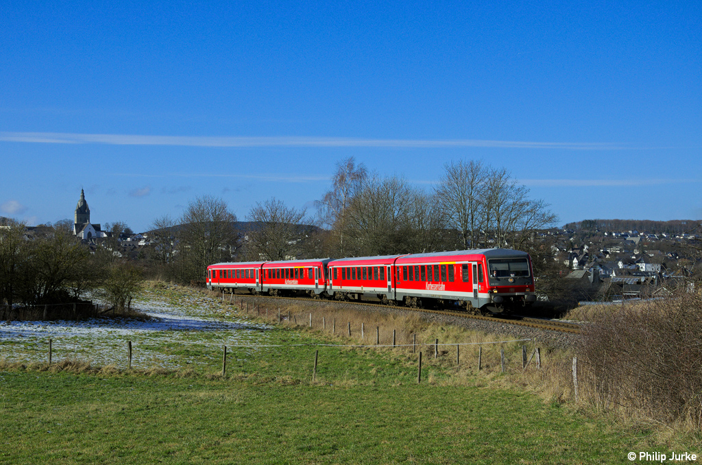 928 223-6 und 928 227-7 als RB 23243 (Brilon Stadt - Korbach) am 02.02.2014 bei Brilon.

