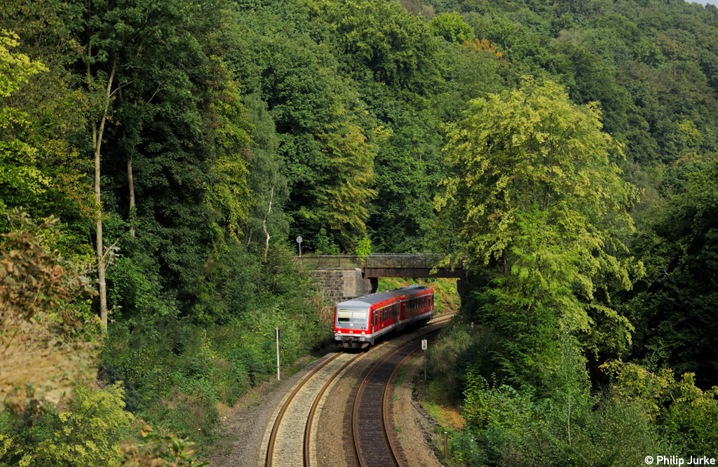 928 495-0als RB 30765 von Wuppertal nach Remscheid am 25.09.2013 bei Wuppertal-Scharpenacken.
